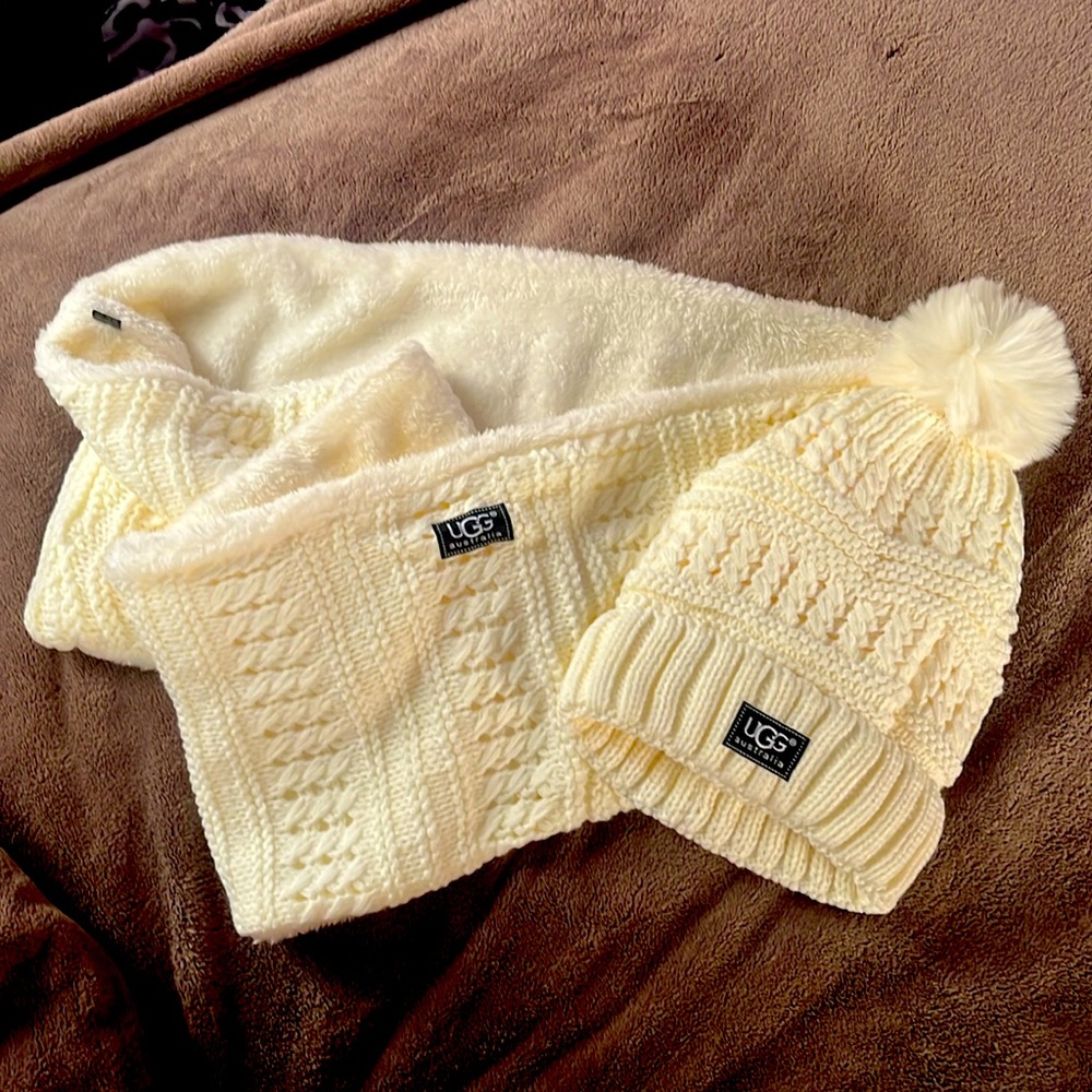 Ugg Hat & Infinity Scarf White OS